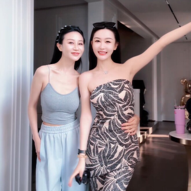 Bà mẹ U50 khiến nhiều người không tin là mẹ của con gái 24 tuổi, chồng xuất hiện khiến ai cũng vỡ òa - 2