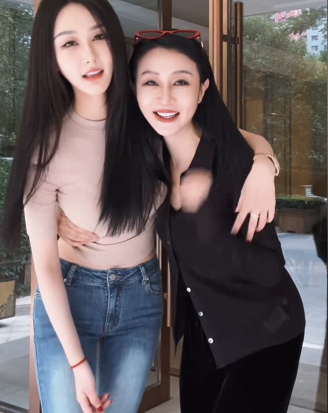 Bà mẹ U50 khiến nhiều người không tin là mẹ của con gái 24 tuổi, chồng xuất hiện khiến ai cũng vỡ òa - 5