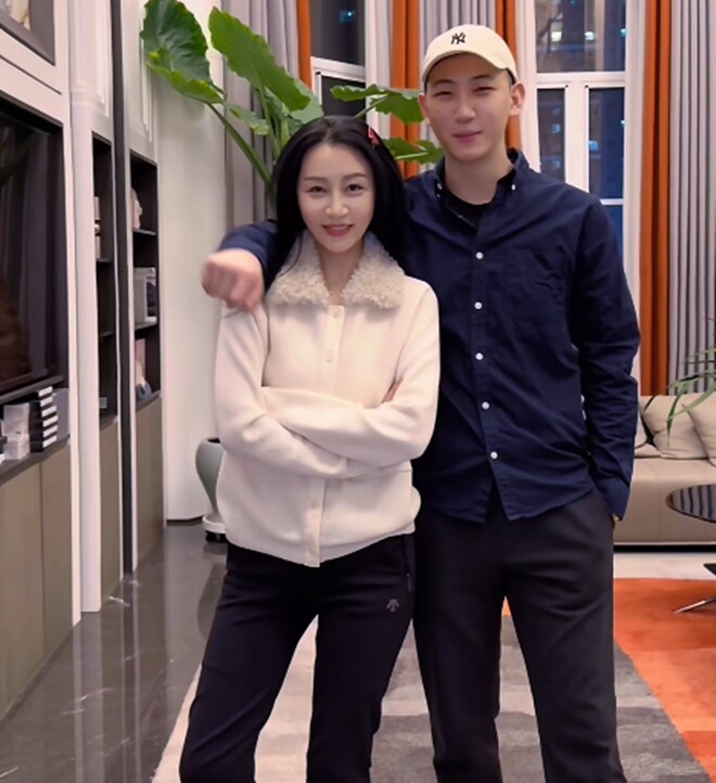 Bà mẹ khiến không ít người nhận nhầm là bạn của con trai, con gái.