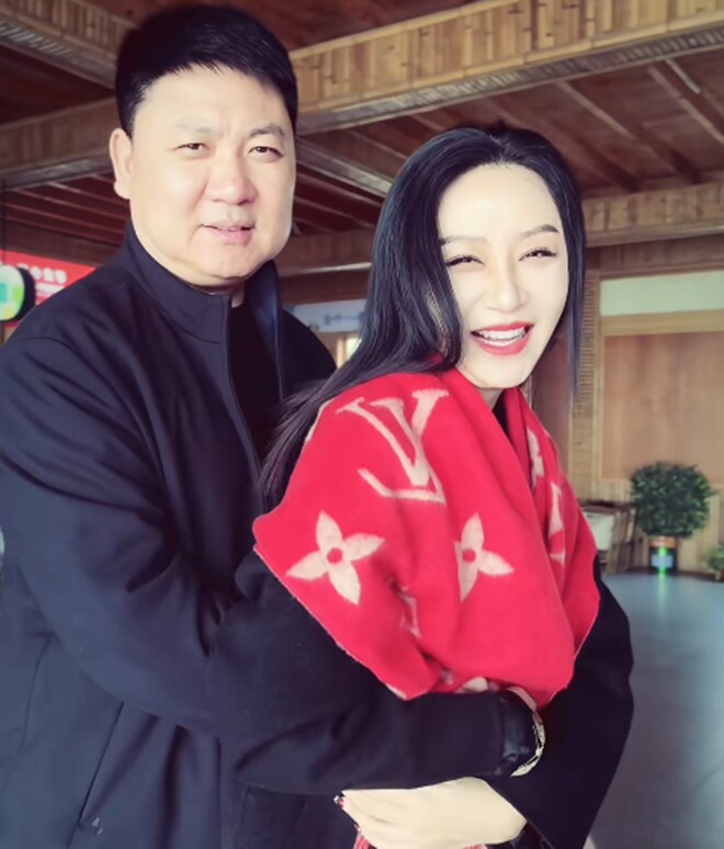 Cặp cha mẹ cùng trẻ đẹp phong độ.