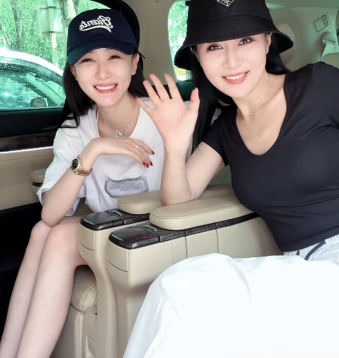 Bà mẹ U50 khiến nhiều người không tin là mẹ của con gái 24 tuổi, chồng xuất hiện khiến ai cũng vỡ òa - 12