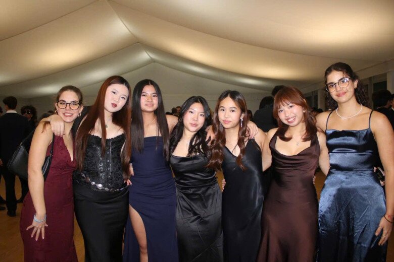 Victoria và các bạn học ngoại quốc.