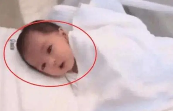 Bé gái vừa chào đời đã đẹp như thiên thần, y tá cũng phải thốt lên: amp;#34;Chưa từng thấy bao giờamp;#34; - 1