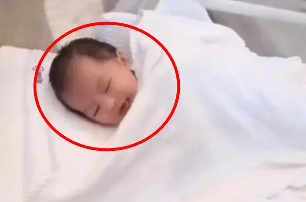 Bé gái vừa chào đời đã đẹp như thiên thần, y tá cũng phải thốt lên: amp;#34;Chưa từng thấy bao giờamp;#34; - 2