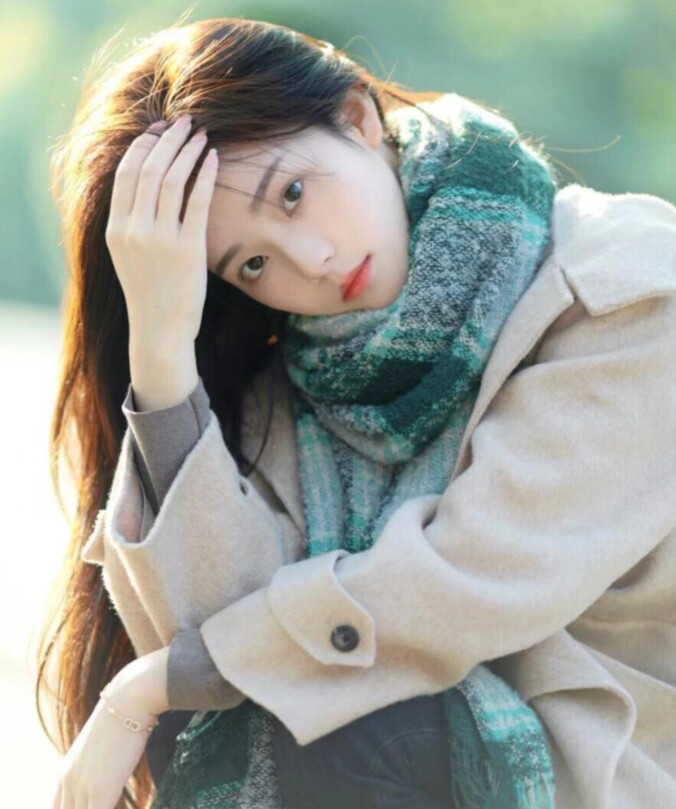 Cô được gọi là Hoa khôi của trường đại học, bao chàng trai thầm thương trộm nhớ.