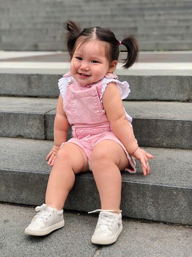 Bé Myla được nhiều mẹ bỉm yêu mến, xin vía từ những ngày còn nhỏ nhờ vóc dáng bụ bẫm và gương mặt hay cười.