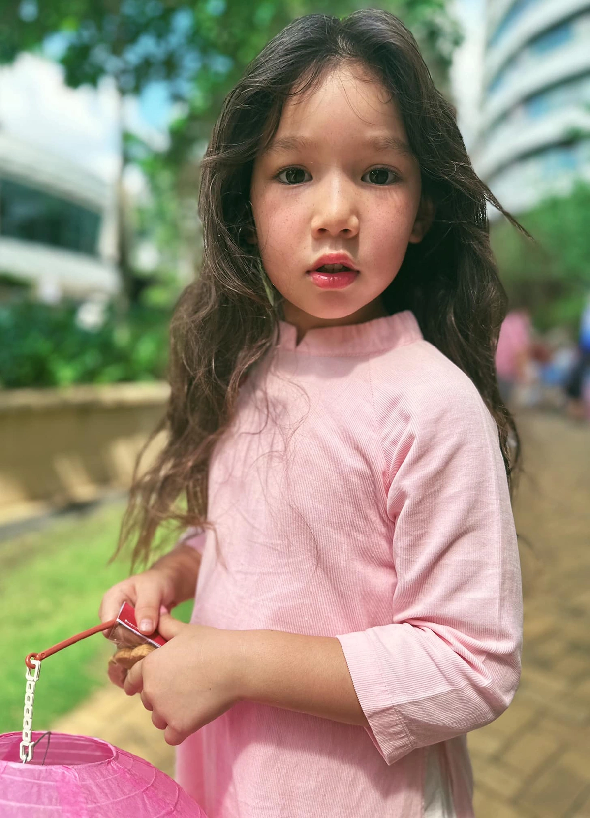 Diện mạo lớn xinh của bé Myla ở tuổi lên 8.