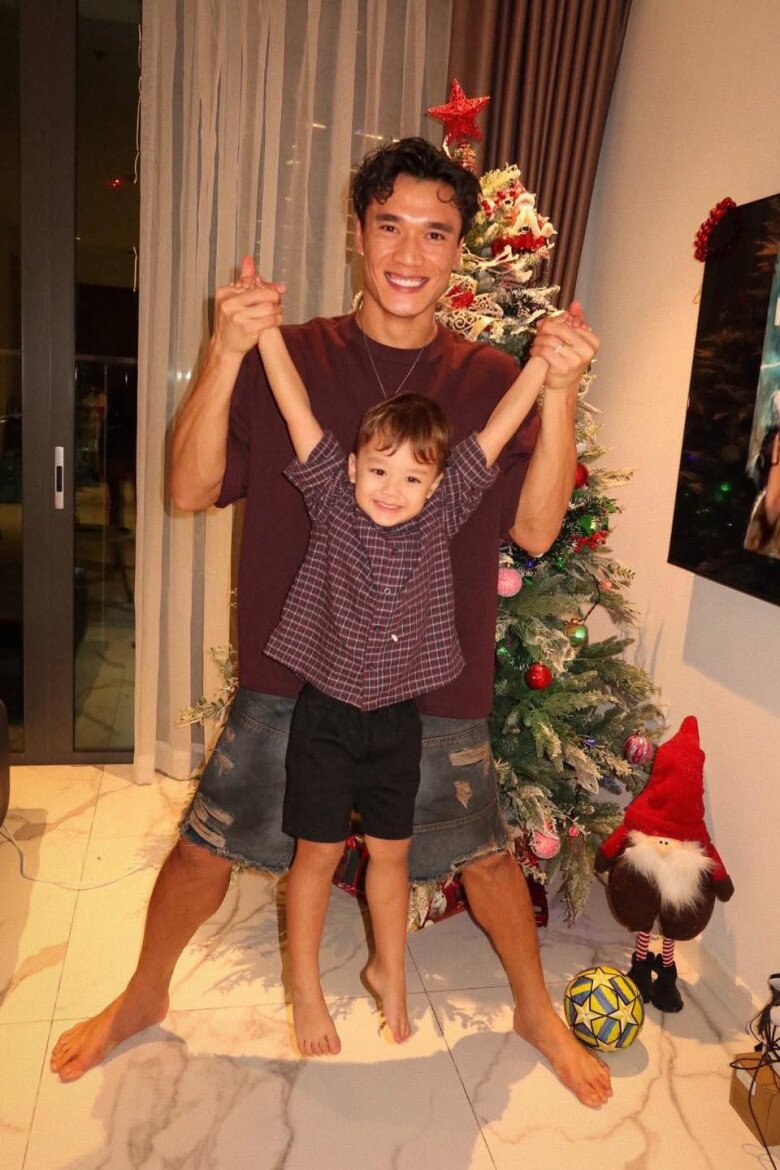 Nhóc tỳ có vóc dáng mảnh mai, đôi chân dài thừa hưởng từ bố và mẹ.