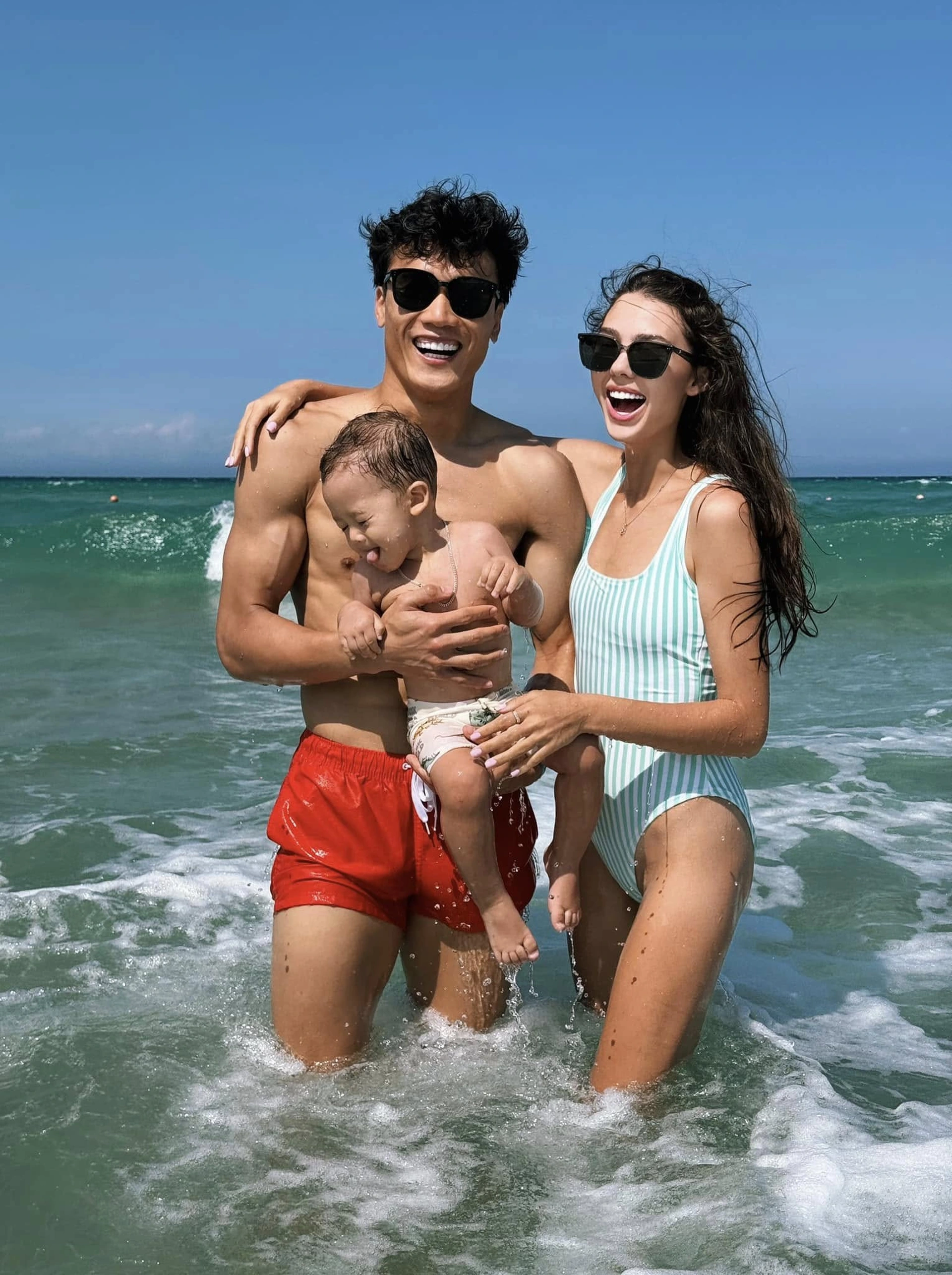 Đi bơi khi mới vài tháng tuổi.