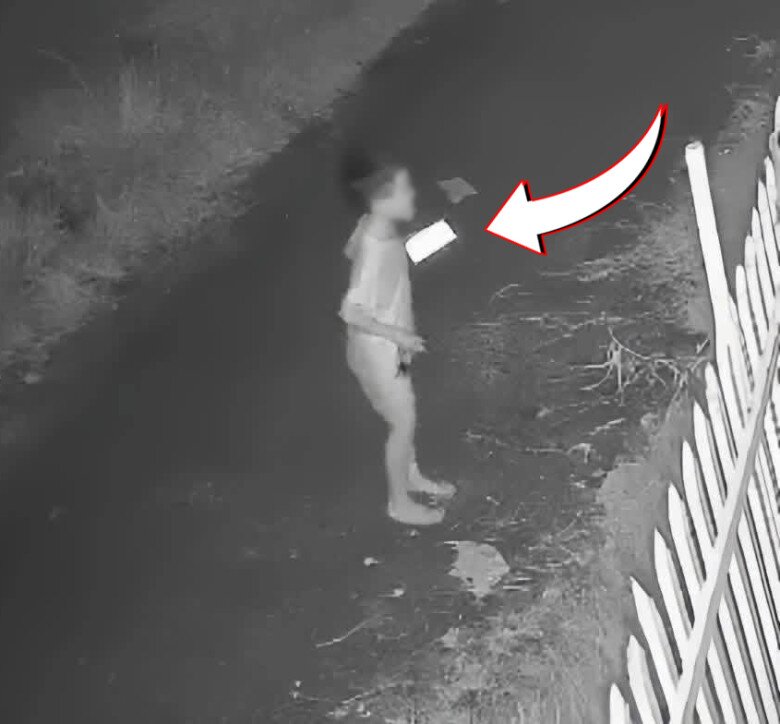 Hình ảnh đáng thương của đứa trẻ. Ảnh cắt từ camera giám sát.