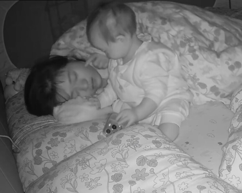 Do đó đã nhanh chóng xin thêm con gái một nụ hôn nữa.