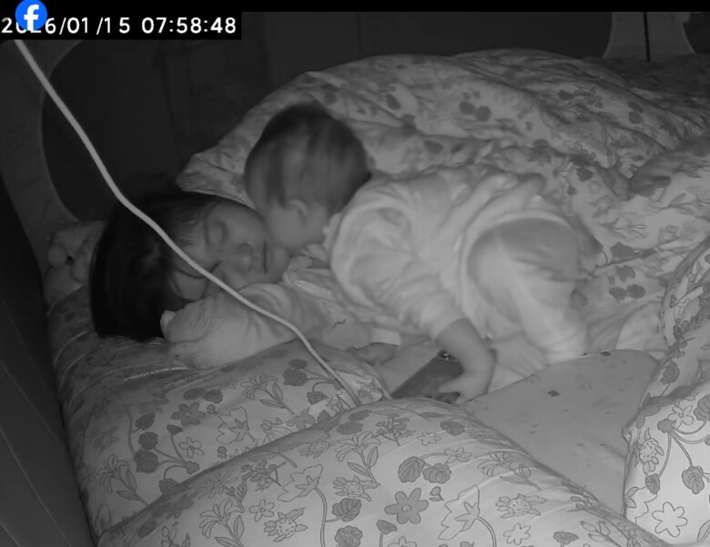 Camera ghi cảnh mẹ bỉm ngủ 8h sáng chưa dậy, hành động của con gái 1 tuổi khiến ai cũng bất ngờ - 2
