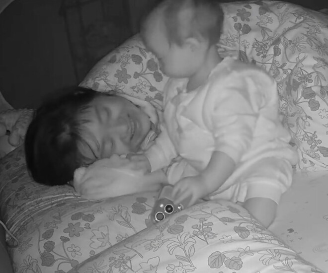 Người mẹ nở nụ cười tươi khi được con gái hôn bất chợt.