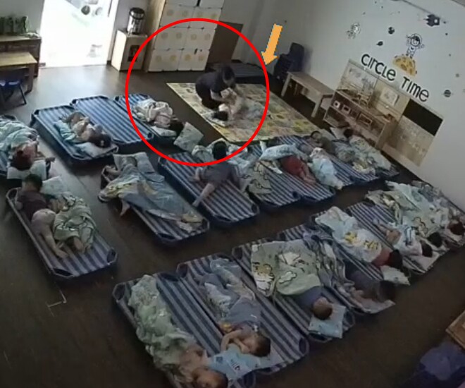 Người mẹ xem camera vô tình chứng kiến cảnh có người phụ nữ lạ tiếp cận con gái giờ ngủ trưa.