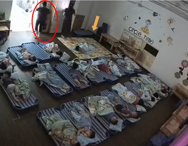 Sau ít phút, người phụ nữ nhanh chóng rời khỏi lớp.