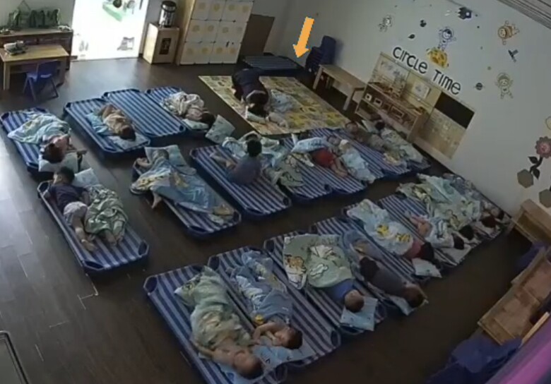 Người này liên tục ôm hôn, vỗ về và đắp chăn cho bé gái.