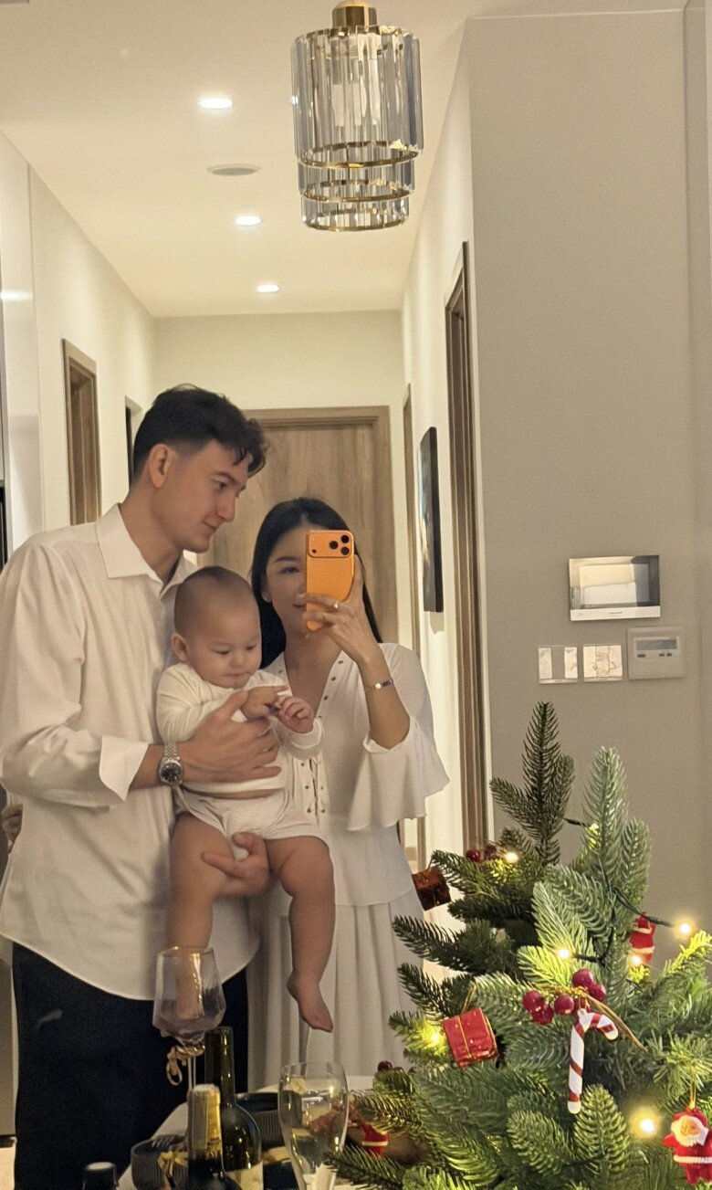 Đình Bắc U23 yêu chiều con trai của mỹ nữ nổi tiếng TP.HCM: Mẹ ruột thừa nhận cậu bé giống y hệt bố - 7