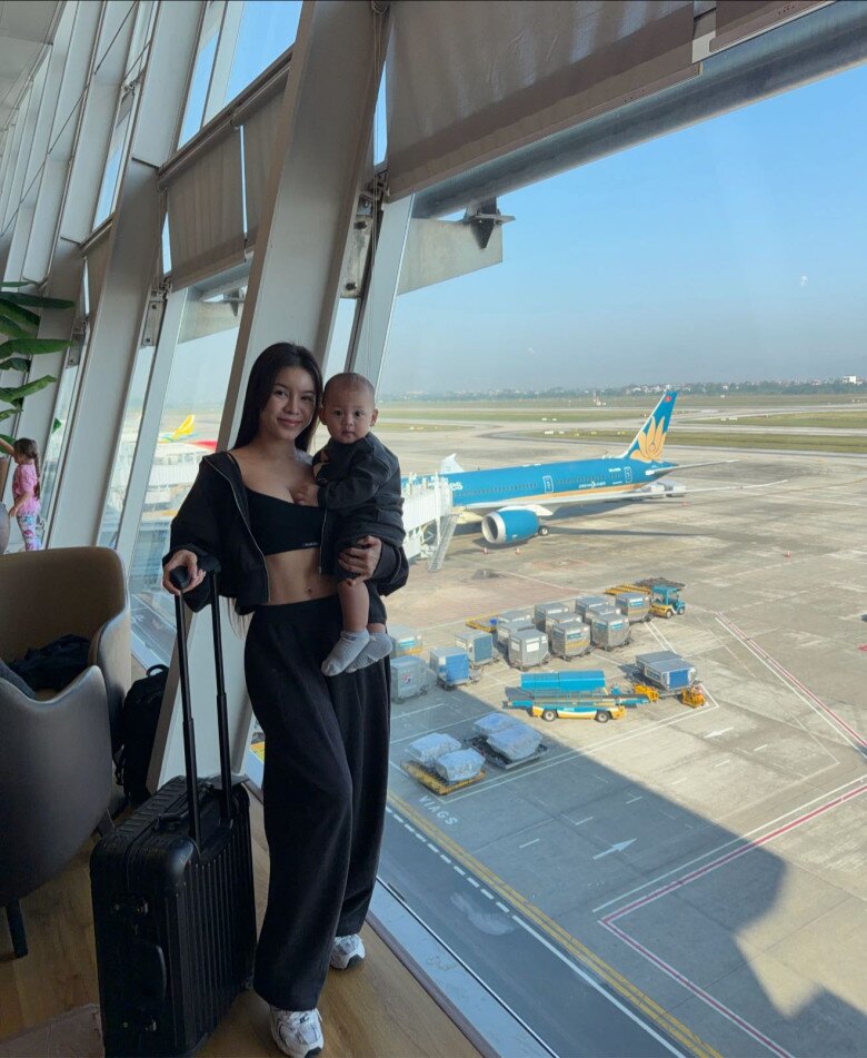 Chưa đầy 1 tuổi nhưng cậu bé đi máy bay rất ngoan.