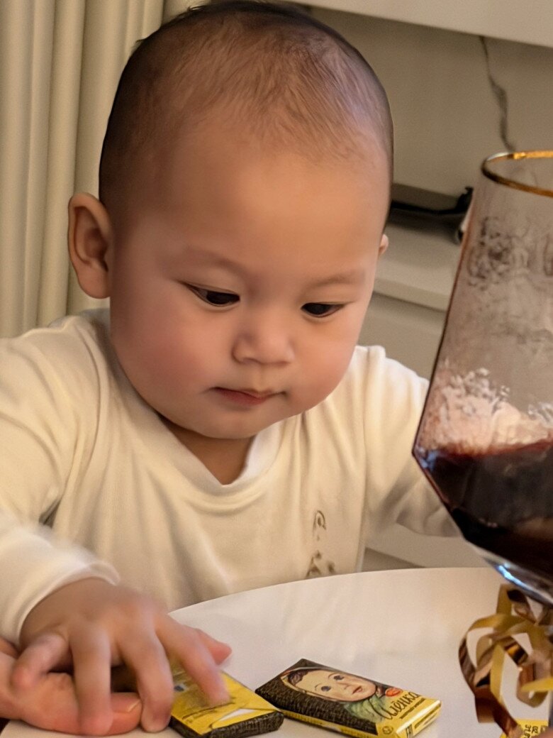 Cậu nhóc kháu khỉnh, thông minh, lanh lợi.