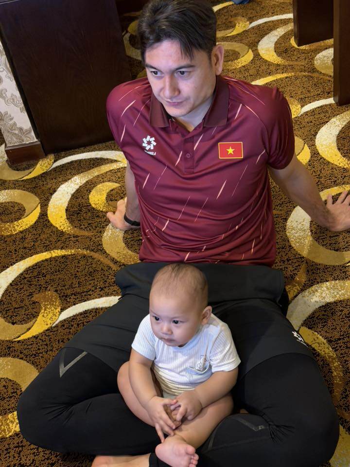 Hot mom Yến Xuân thừa nhận con trai giống y đúc bố.