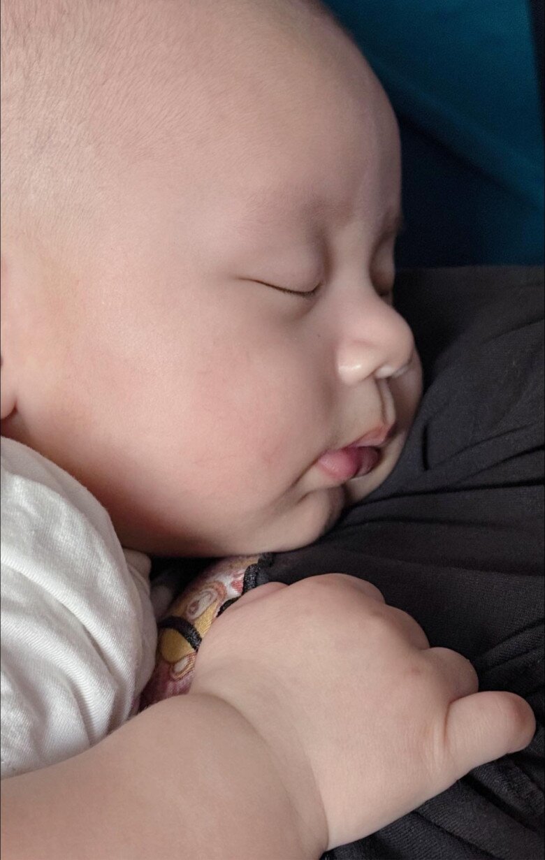 Chiếc mũi cao thừa hưởng từ bố của bé Gấu.