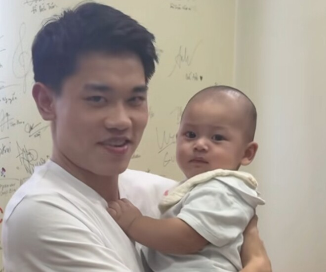 Video cầu thủ U23 Việt Nam bế một bé trai hút lượt người xem trên mạng xã hội.