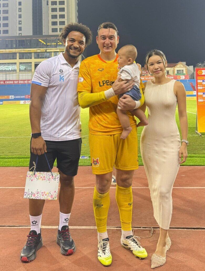 Bố ruột bé Gấu chính là thủ môn Đặng Văn Lâm, bảo sao nhóc tỳ lại được chú Bắc cưng đến vậy.