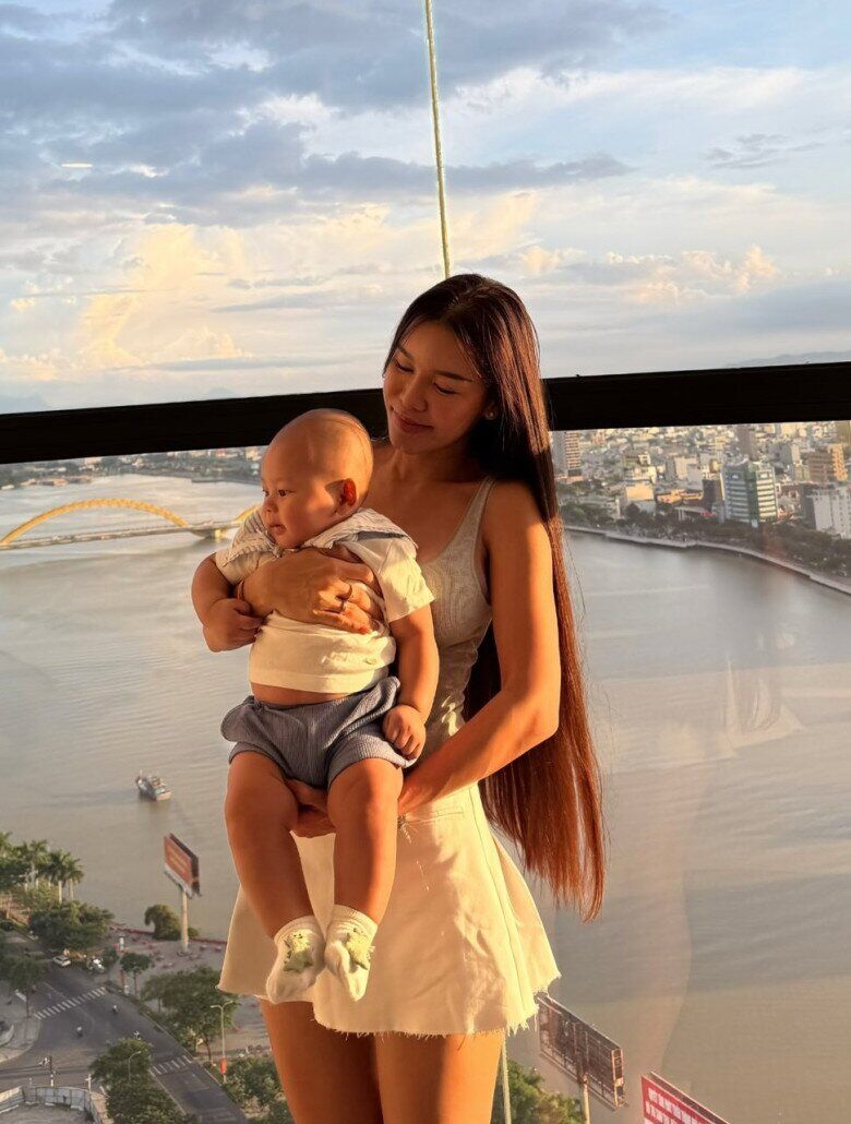 Cậu nhóc sở hữu đôi chân dài, được kỳ vọng sẽ trở thành cầu thủ giống bố.