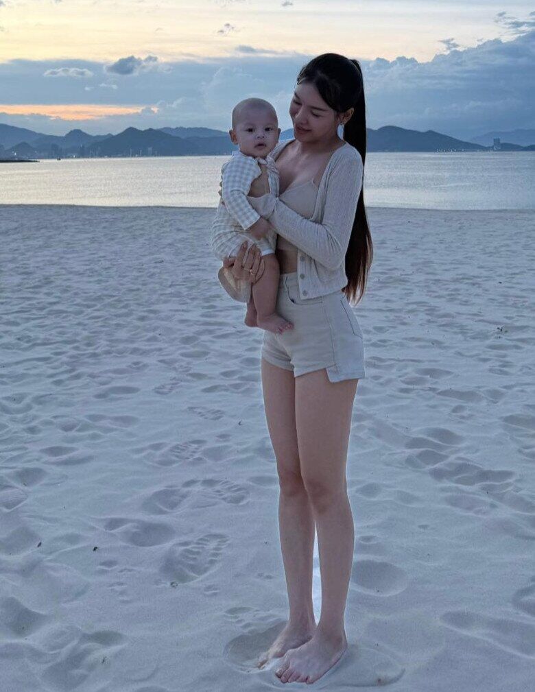 Hot mom 9X thích thú việc làm mẹ bỉm, tự mình chăm sóc con.