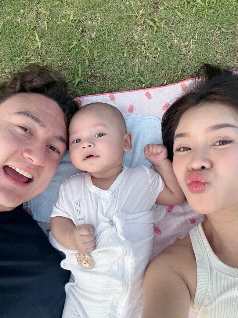 Khoảnh khắc ngộ nghĩnh, đáng yêu của Gấu bên bố mẹ.