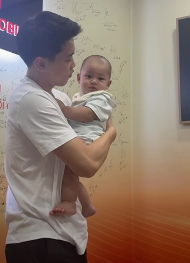 Đình Bắc U23 yêu chiều con trai của mỹ nữ nổi tiếng TP.HCM: Mẹ ruột thừa nhận cậu bé giống y hệt bố - 2