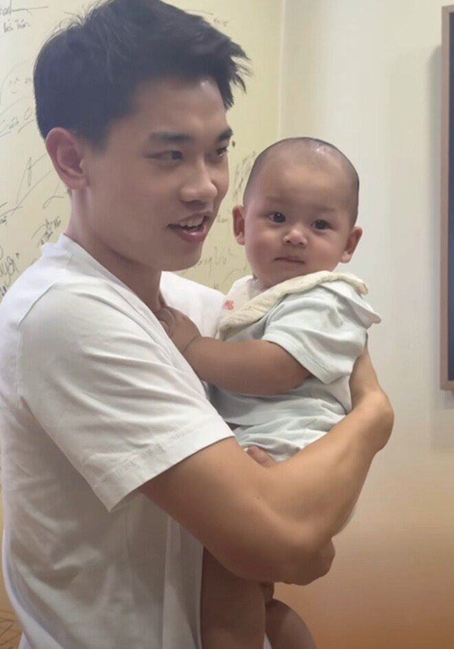 Đình Bắc rất cưng chiều bé trai này, nhóc tỳ thì ngoan ngoãn trong vòng tay chú.