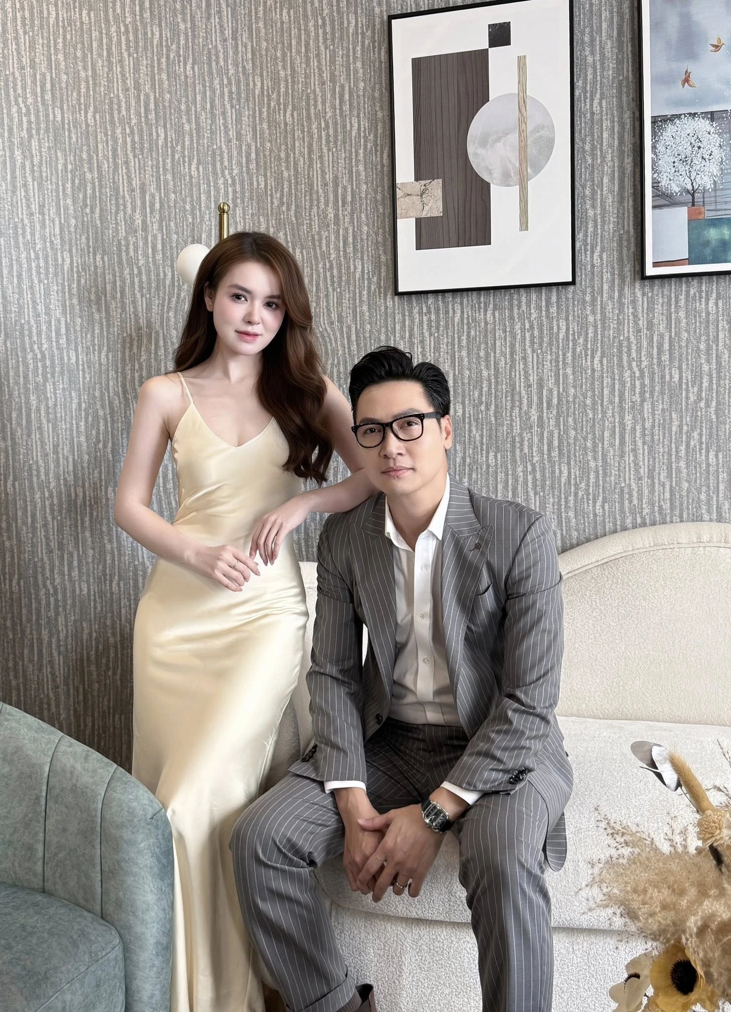 Mạnh Trường (vai Triển) và diễn viên kém 16 tuổi Hà Bích Ngọc (vai Thủy) trong Lằn Ranh.