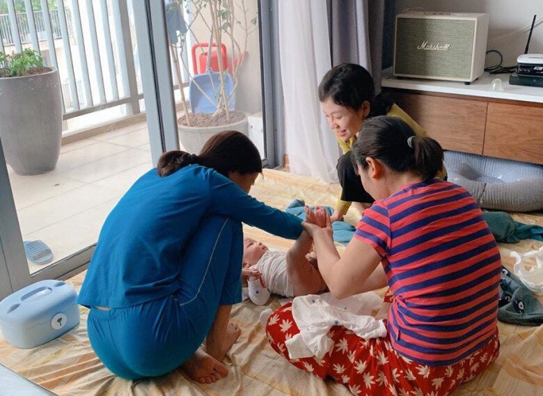 Thành Trung thường xuyên đi làm vắng nhà nên bà xã Ngọc Hương phải thuê 3 giúp việc để hỗ trợ chăm sóc các con.