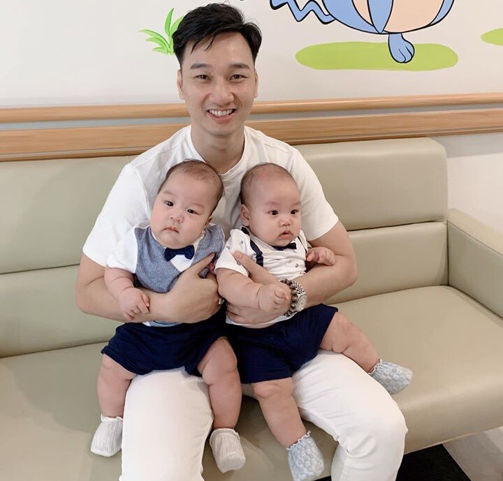 Cặp sinh đôi nhà Thành Trung lúc mới chào đời năm 2019 có cân nặng trộm vía và luôn phát triển tốt theo từng tháng tuổi.