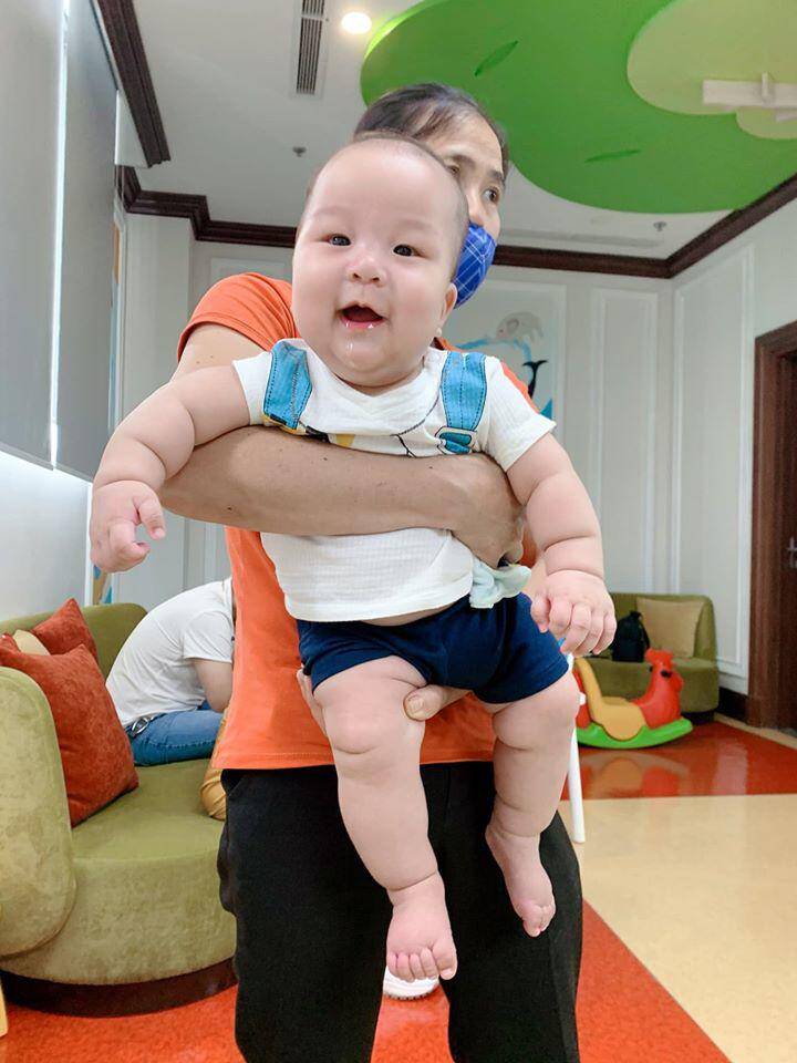 Vóc dáng trộm vía bế xệ tay.