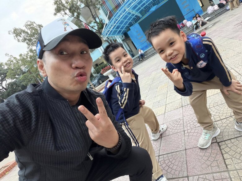 Giờ đây hai nhóc tỳ đã đi học tiểu học, một bé được khen ngợi giống bố, một bé lại có nét của mẹ.