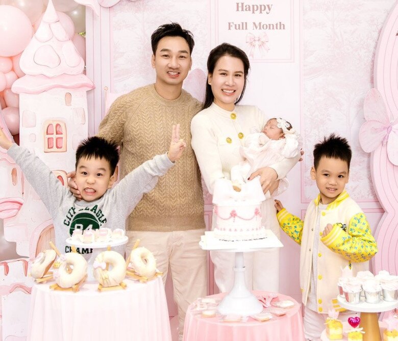 Con trai Thành Trung chào đời có cân nặng nhất nhì Việt Nam, 3 giúp việc bế xệ tay, ngoại hình hiện tại gây trầm trồ - 7