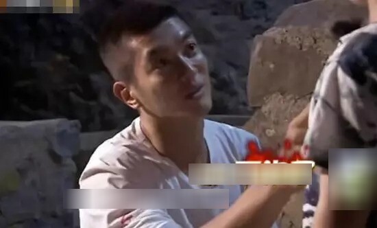 Cách xử trí của ông bố khi con trai bất ngờ hôn một bé gái được nhiều người khen ngợi.