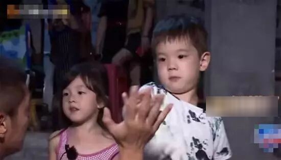 Cô giáo gửi ảnh con gái ở lớp được nhiều bạn nam thích vì quá xinh, mẹ xem kĩ liền tức giận chuyển trường - 3