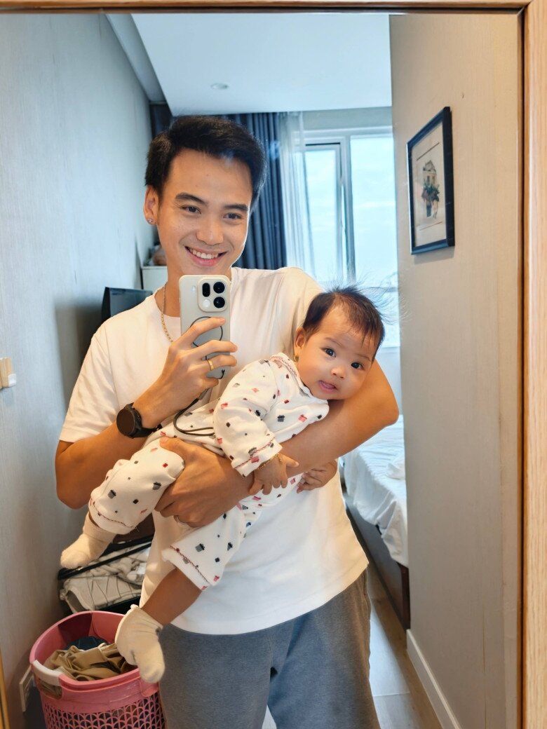 Con gái 5 tháng tuổi của Hoa hậu Hamp;#39;Hen Niê đeo vàng bạc đầy người, biểu cảm hài hước khi đi giày cao gót - 8