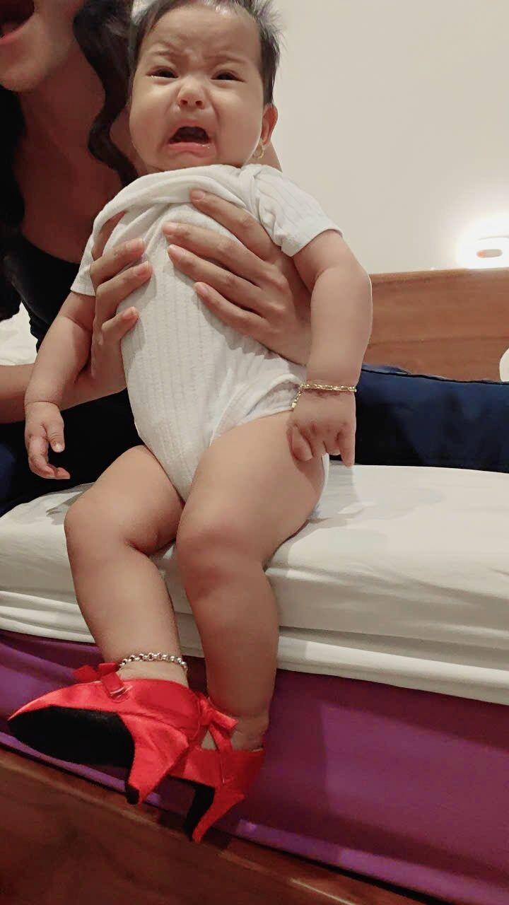 Harley bật khóc khi lần đầu đi giày cao gót.