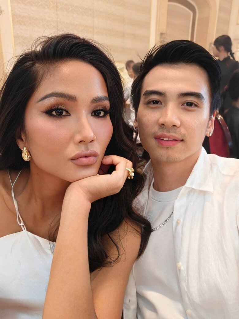 Con gái 5 tháng tuổi của Hoa hậu Hamp;#39;Hen Niê đeo vàng bạc đầy người, biểu cảm hài hước khi đi giày cao gót - 5