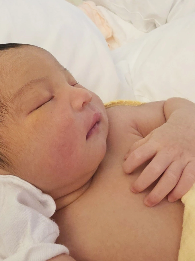 Bé Harley lúc mới chào đời da trắng, mũi cao, tay thon dài, được dự đoán soán ngôi hoa hậu của mẹ.