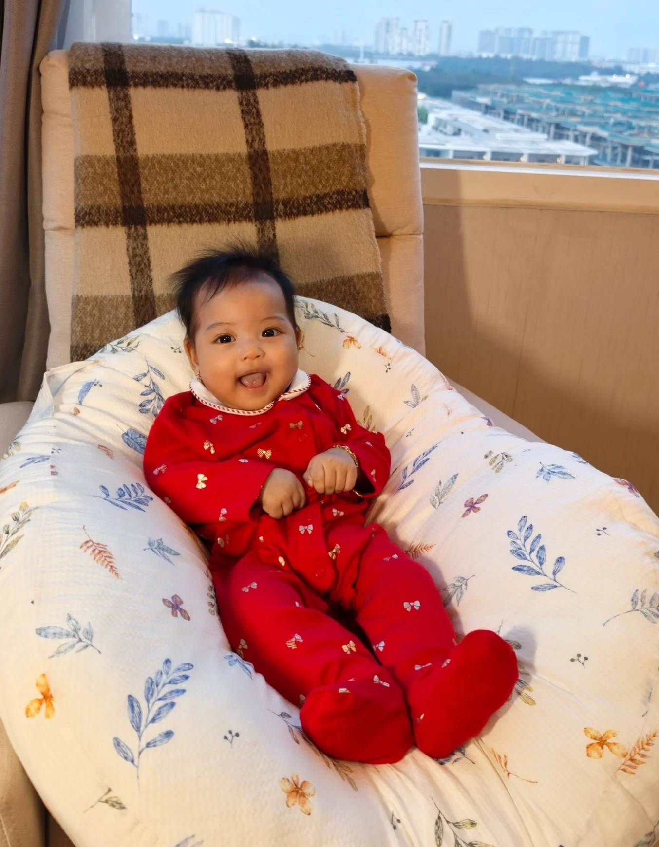 Con gái 5 tháng tuổi của Hoa hậu Hamp;#39;Hen Niê đeo vàng bạc đầy người, biểu cảm hài hước khi đi giày cao gót - 4