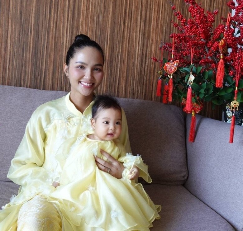 Vợ chồng cô chuẩn bị một vài bộ trang phục cho con mặc dịp Tết, song chỉ sắm sửa vừa đủ vì con còn nhỏ. 