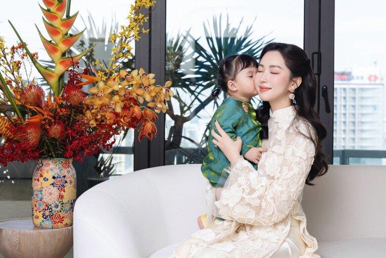 Ngày mùng hai Tết, hot mom - Hoa hậu Đặng Thu Thảo khoe khoảnh khắc sum vầy bên gia đình và hiếm hoi khoe diện mạo của con gái thứ ba. 