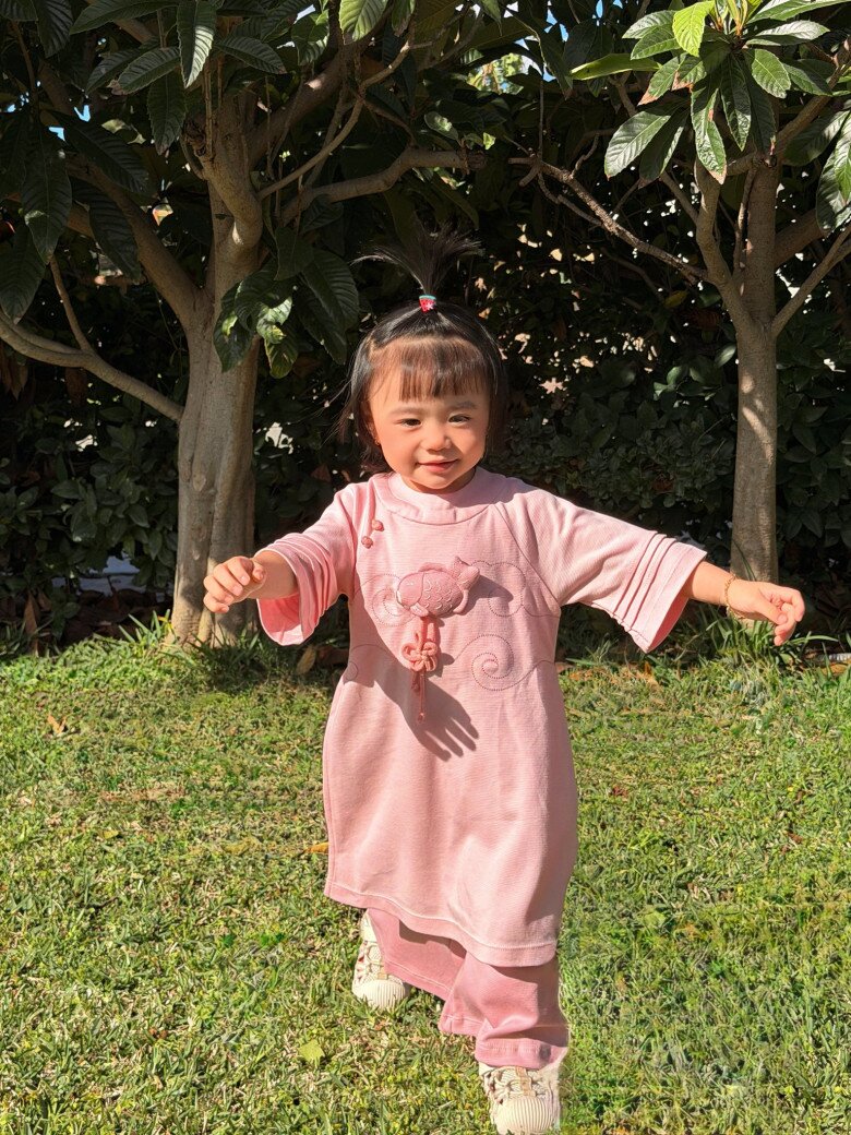 Mới 1 năm mà con gái thay đổi quá rồi… Từ 1 em bé nhỏ xíu nay con chạy tung tăng, cười nói, làm trò, biết giận, biết yêu thương… Ba mẹ cám ơn con gái vì đã đến và làm cuộc sống này tuyệt vời hơn - hot mom xúc động viết.