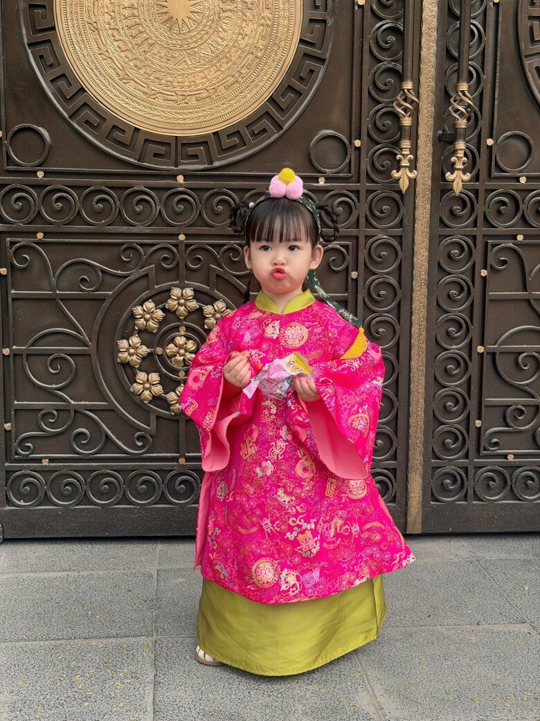 Một bức hình nhí nhảnh khác của con gái Đỗ Mỹ Linh trước cổng biệt thự.