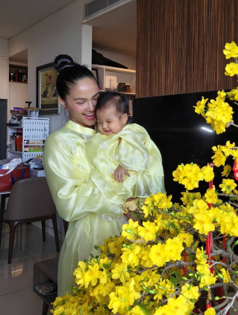 Giờ nhân vật chính trong những bức ảnh ngày Tết không còn là tôi mà là con, HHen Niê chia sẻ.